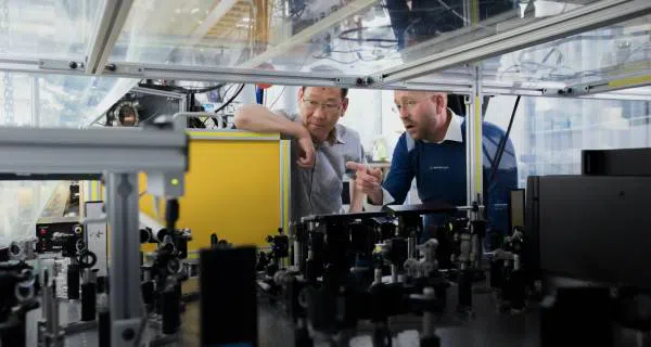 Ingenieros en la planta de producción